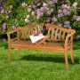 Honigbraune Landhausbank Usedom mit Tisch im Garten, Eichenholz, Picknicktisch mit Wein und Gläser.