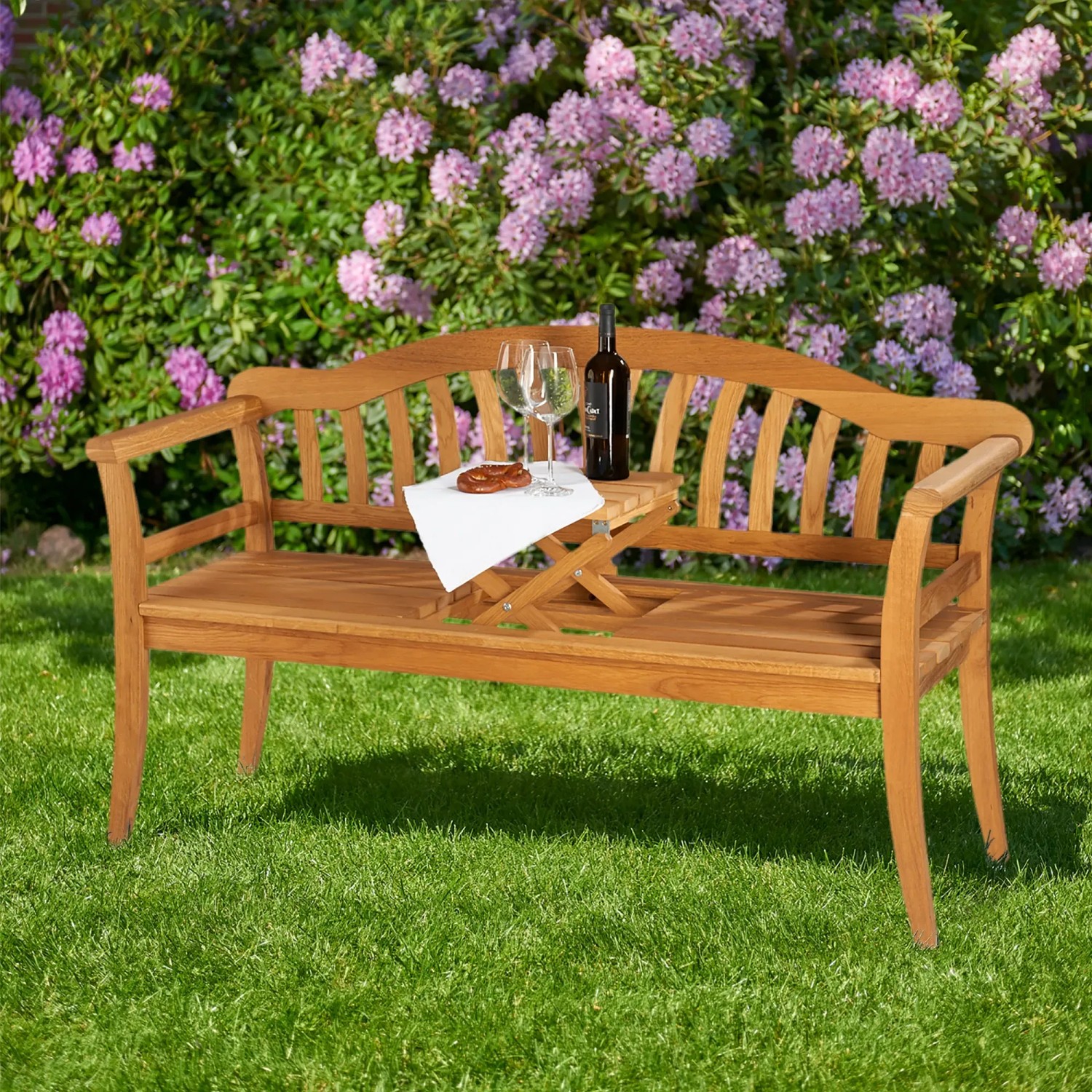 Honigbraune Landhausbank Usedom mit Tisch im Garten, Eichenholz, Picknicktisch mit Wein und Gläser.