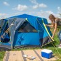 Campingaz Kühlbox (4,7l) in Blau-Weiß neben Zelt auf Campingplatz.