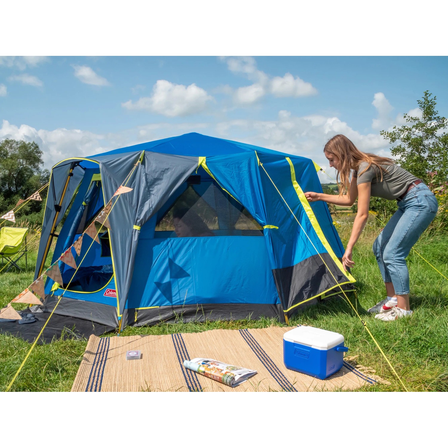 Campingaz Kühlbox (4,7l) in Blau-Weiß neben Zelt auf Campingplatz.