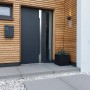 Anthrazitfarbener Vivanno Pflanzkübel Block 30x30x30 cm vor Hauseingang.