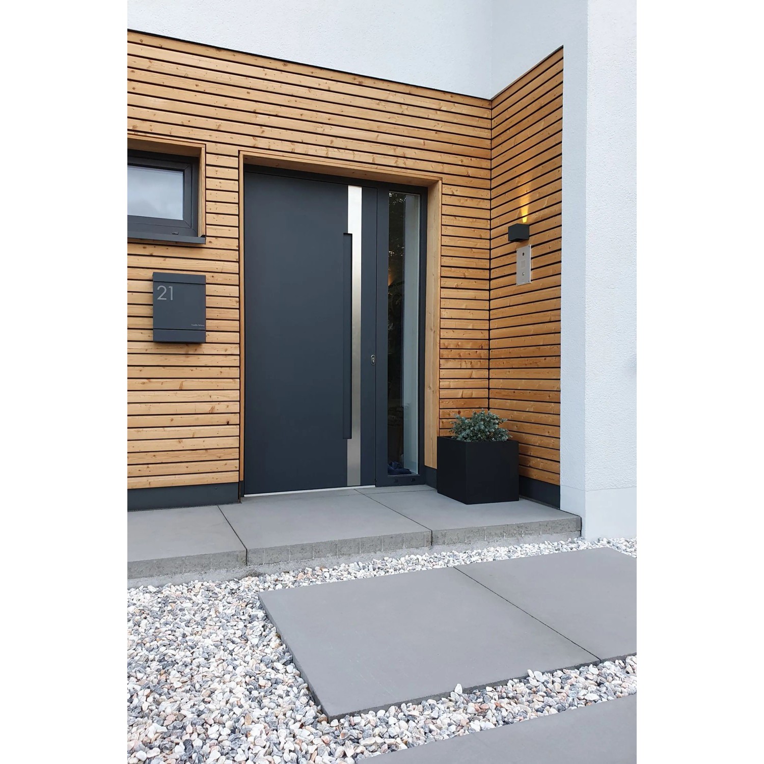 Anthrazitfarbener Vivanno Pflanzkübel Block 30x30x30 cm vor Hauseingang.