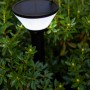 Schwarze Lutec LED Solar-Wegeleuchte Karlo (45 cm) im Garten.