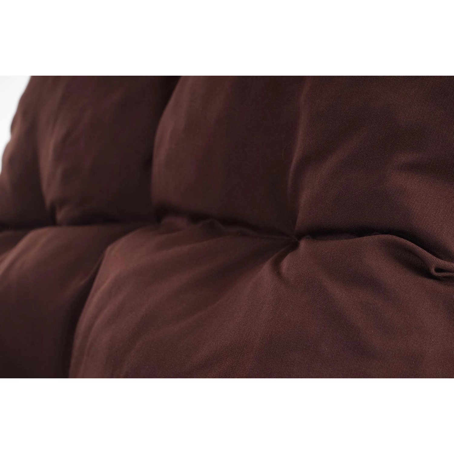 Detailansicht: Braune Auflage des MCW Schaukelstuhls Queluz mit Knopfsteppung.