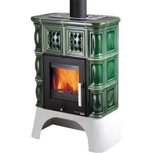 Haas+Sohn Küchenofen Treviso II, Keramik Grün, 8kW. Kaminofen mit grüner Keramikverkleidung und Flammen im Brennraum.