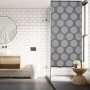 Graues Relaxdays Duschrollo mit Punktmuster im Badezimmer. Wasserabweisend und platzsparend.