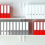 Dose mit 200 fischer Spreizdübel SX Plus 6x30 auf einem weißen Regal.