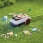 Segway Navimow i210E Mähroboter mit LiDAR auf Rasenfläche mit Hund und Spielzeug.