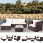 Braune Poly-Rattan Lounge-Garnitur Busto mit creme-farbenen Kissen und Glas-Tisch für Garten oder Terrasse.