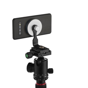 Schwarze magnetische Hama Stativ-Handyhalterung mit silbernem Puck hält Smartphone am Stativ. Handy-Zubehör.