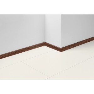 Parador Sockelleiste SL 3 D001 Walnuss, 40x16mm, Länge 2200mm, montiert an einer weißen Wand.