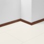 Parador Sockelleiste SL 3 D001 Walnuss, 40x16mm, Länge 2200mm, montiert an einer weißen Wand.
