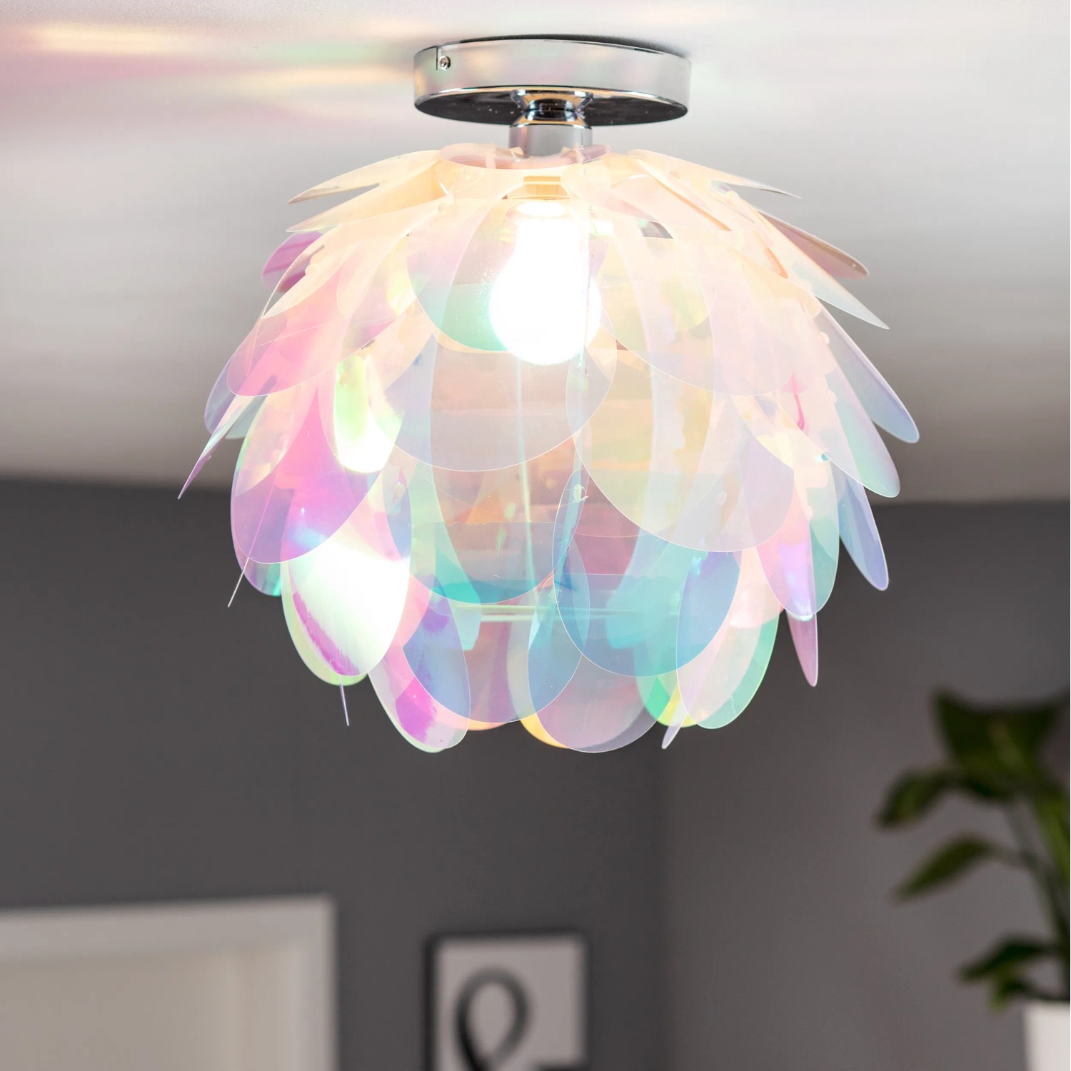 Irisierende Näve Deckenleuchte Fora, 40 cm, in Blütenform. Moderne Lampe für Wohnraum und Flur.
