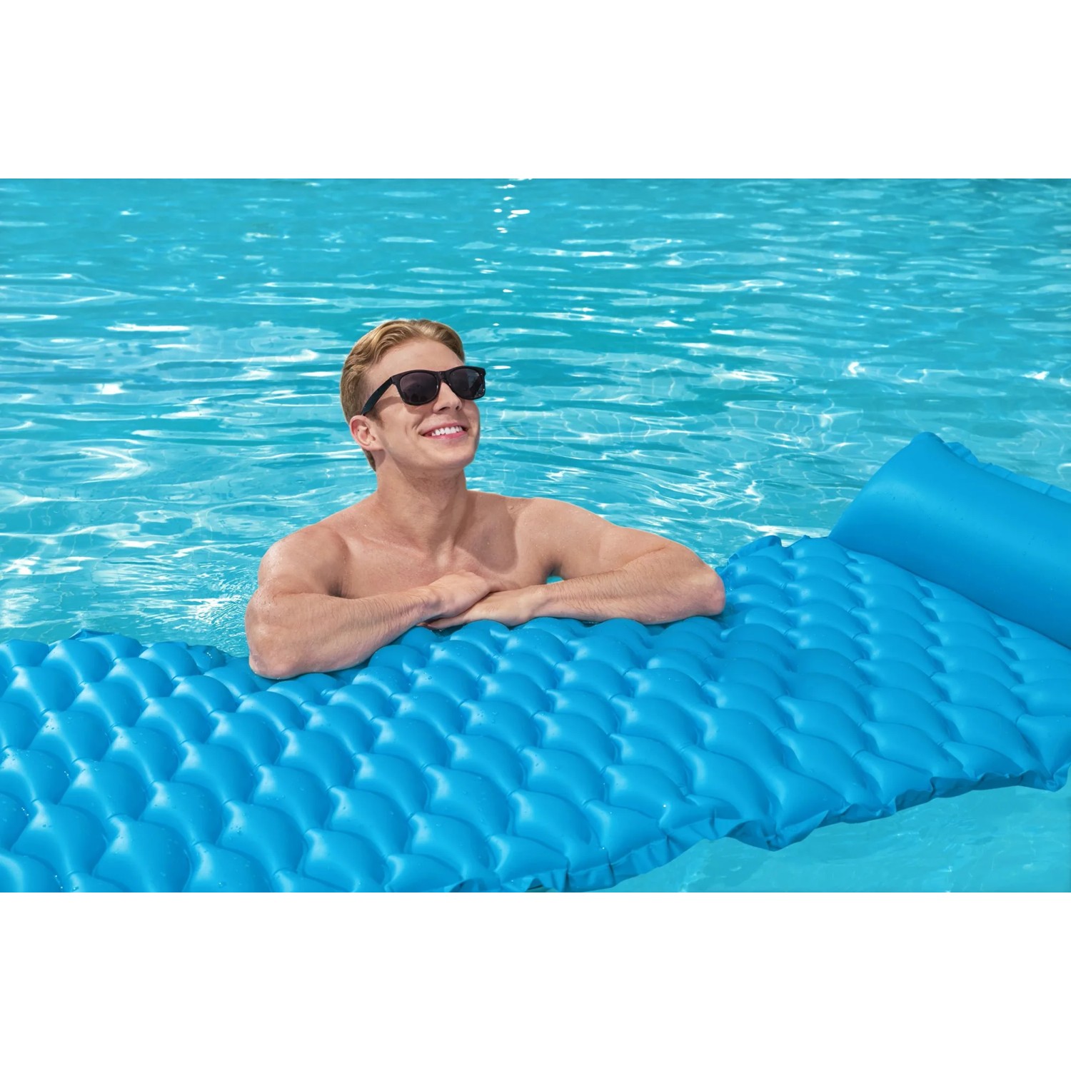 Blaues Bestway Luftmatratze Float'n Roll im Wasser mit Person.