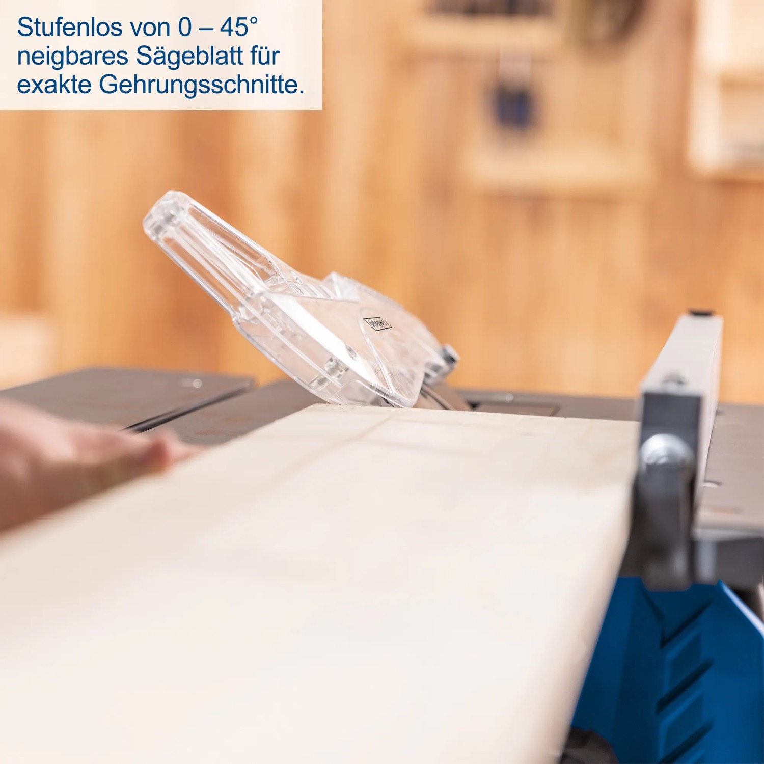 Scheppach HS210 Tischkreissäge beim Sägen von Holz, Sägeblatt geneigt.