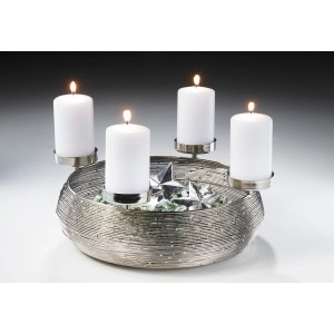 Silberner Kobolo Adventskranz aus Metall mit Schale und vier brennenden Kerzen.
