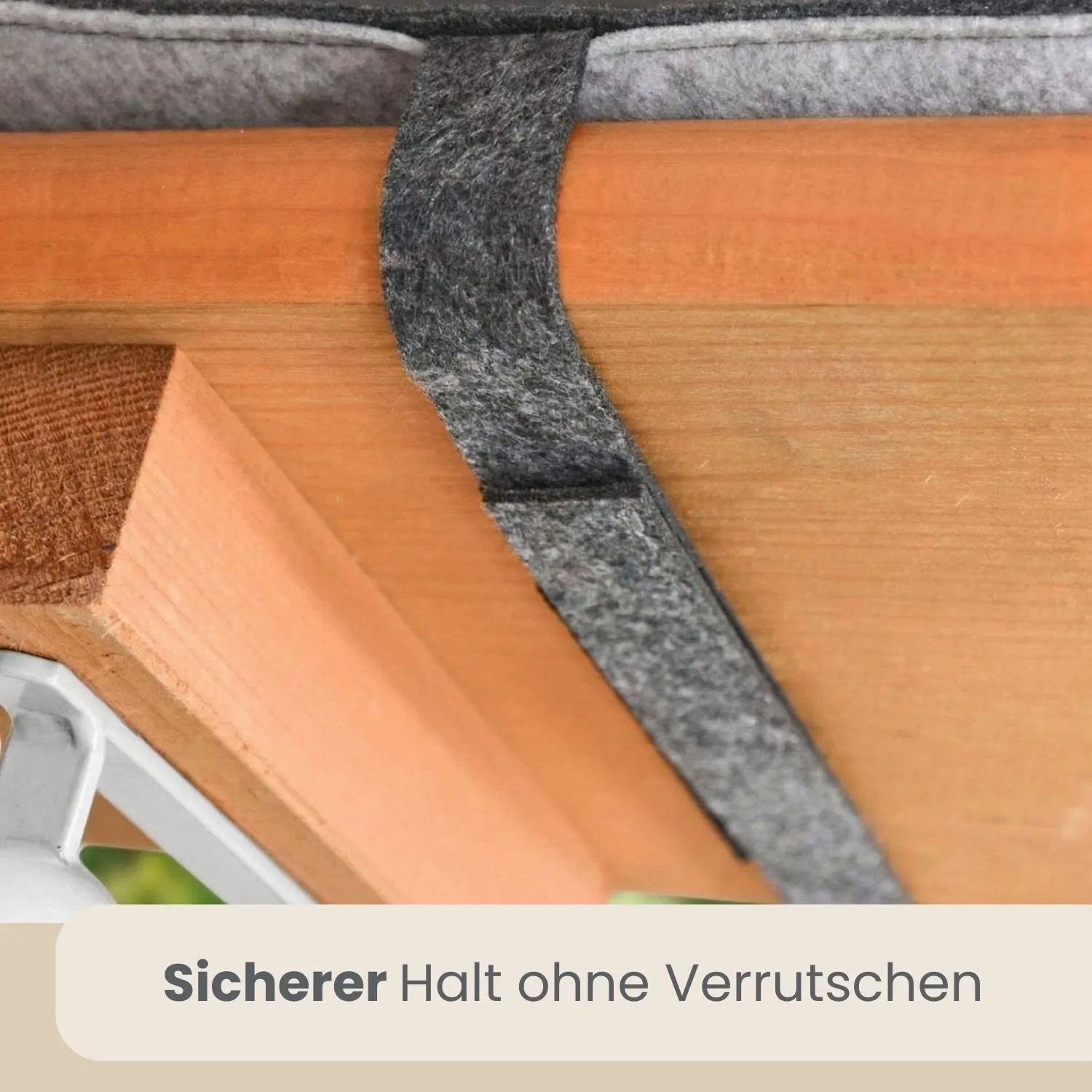 Detail: Graue Filz-Bierbankauflage mit Klettverschluss an Holzbank. Sicherer, rutschfester Halt.