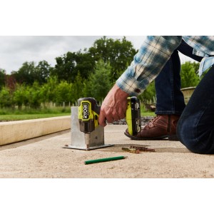 Ryobi Akku-Schlagschrauber RIW18CBL-0 One+ im Einsatz beim Schrauben, Akku-Werkzeug in Grün/Schwarz.