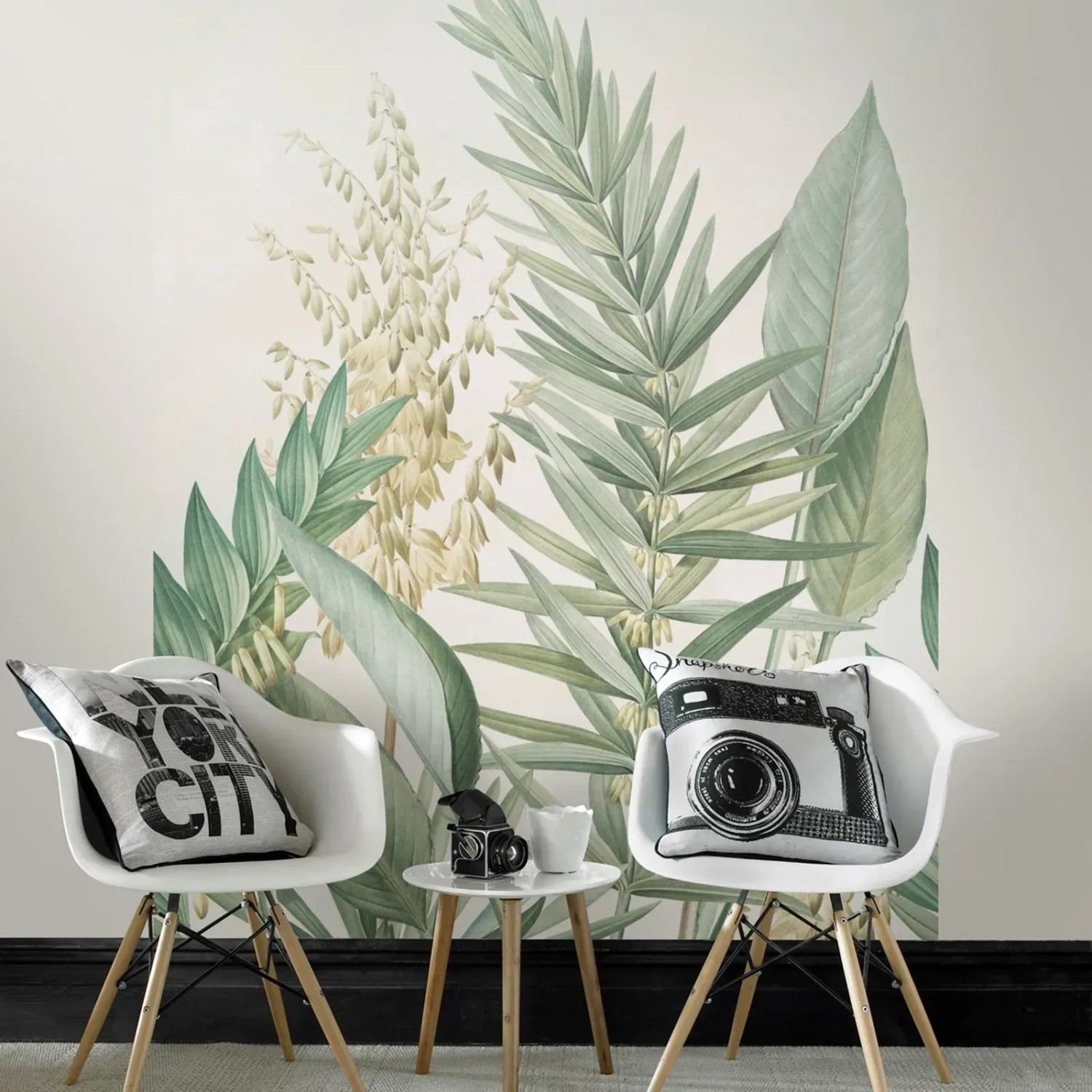 Art for the Home Fototapete Cosy Balance mit Palmlilien-Motiv, angebracht an einer Wand.