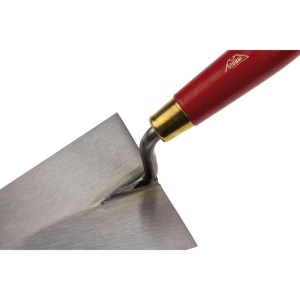 Stubai Maurerkelle 426101 mit rotem Holzheft und glänzendem Stahlblatt. Präzises Handwerkzeug.