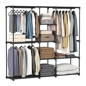 Offener, schwarzer Songmics Kleiderschrank (182x182x43cm) mit Kleidung, Ablagen und Fächern.