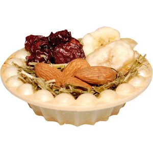 Vitakraft Fruchtkörbchen: Nager-Snack mit Kirschen, Bananen, Mandeln und Luzerne im Waffelkörbchen.