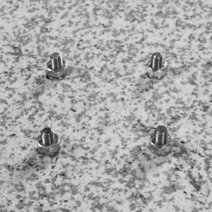 Doppler Granitplatte für Pendelschirme, 80x80x140 cm, rollbar, Detailansicht der Oberfläche mit Schrauben.