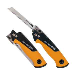 Fiskars Kompakt-Universalsäge Pro, 15 cm, mit zwei Sägeblättern, orange-schwarz, geöffnet und geschlossen.