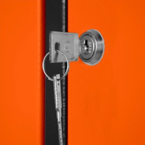 Schlüssel im Schloss eines orangefarbenen PROREGAL Garderobenschranks.