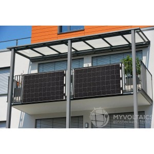 MyVoltaics Balkonkraftwerk mit zwei flexiblen Solarmodulen am Balkongeländer.