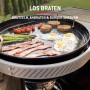 Weber Holzkohlegrill Performer 57 cm mit Grillgut: Speck, Eier, Gemüse auf Grillplatte.