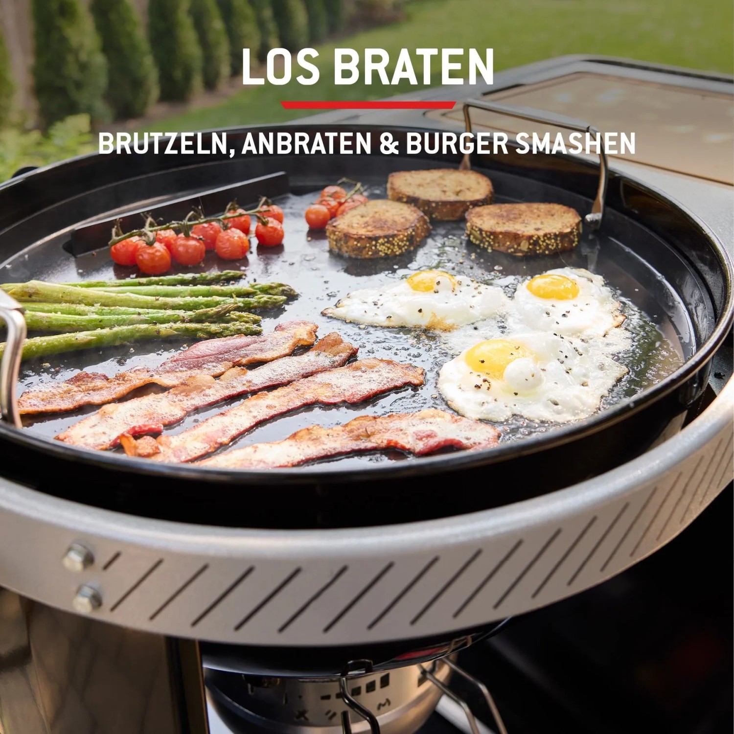 Weber Holzkohlegrill Performer 57 cm mit Grillgut: Speck, Eier, Gemüse auf Grillplatte.