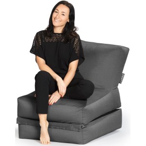 Frau sitzt auf anthrazitfarbenem Sitting Point Sessel Outside 300 l. Bequemer Outdoor Sitzsack mit Seitentasche.