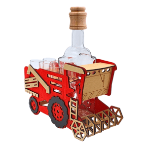 Roter Holz Mähdrescher als Geschenkset mit Karaffe und 6 Schnapsgläsern. Dekorativer Geschenkartikel aus Laserholz.