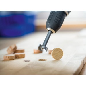 LUX Forstnerbohrer im Einsatz: Holzbohrer für saubere Bohrungen in Holz mit Bohrmaschine.