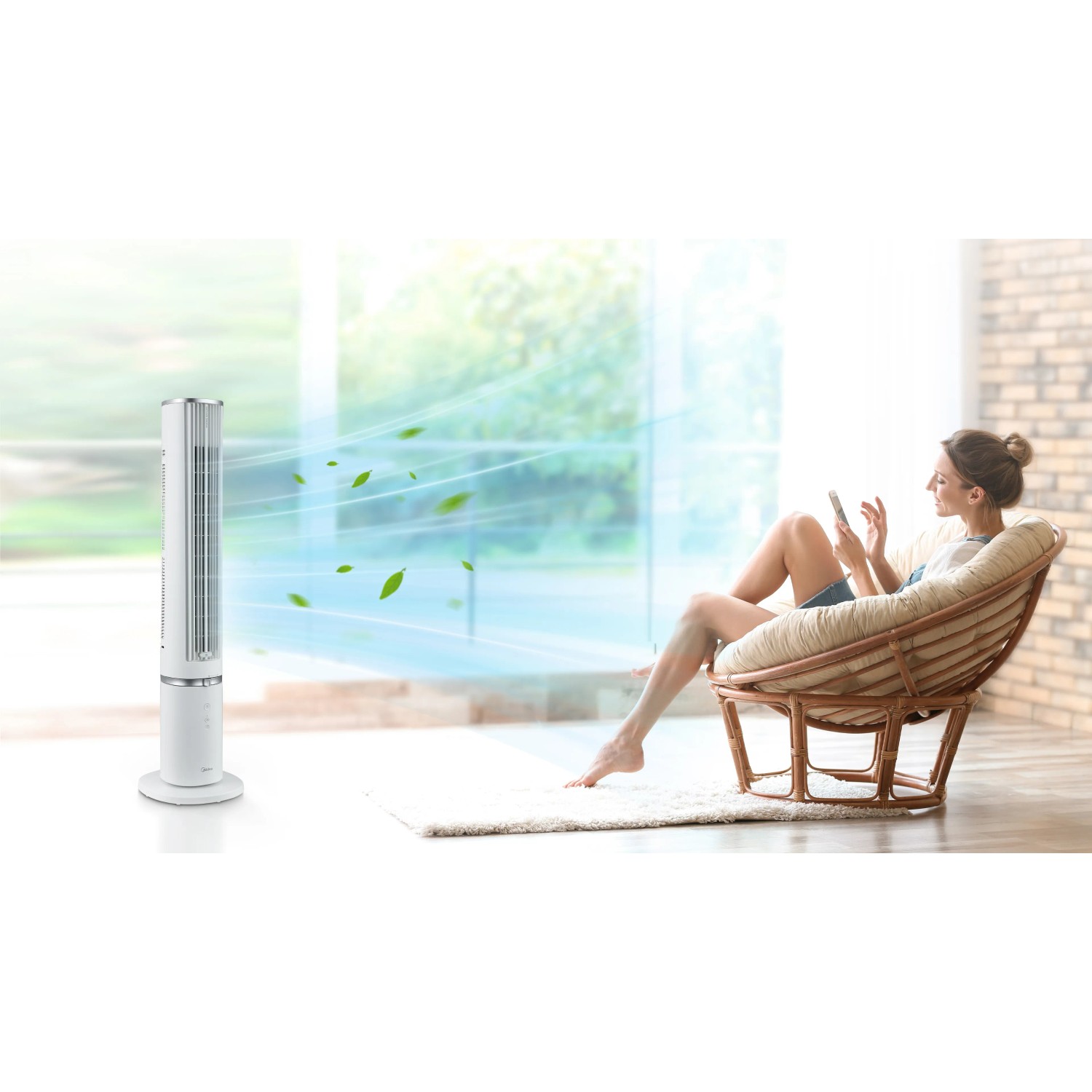 Weißer Midea Turmventilator (103 cm) im Wohnraum mit Frau im Sessel. Erfrischende Brise.