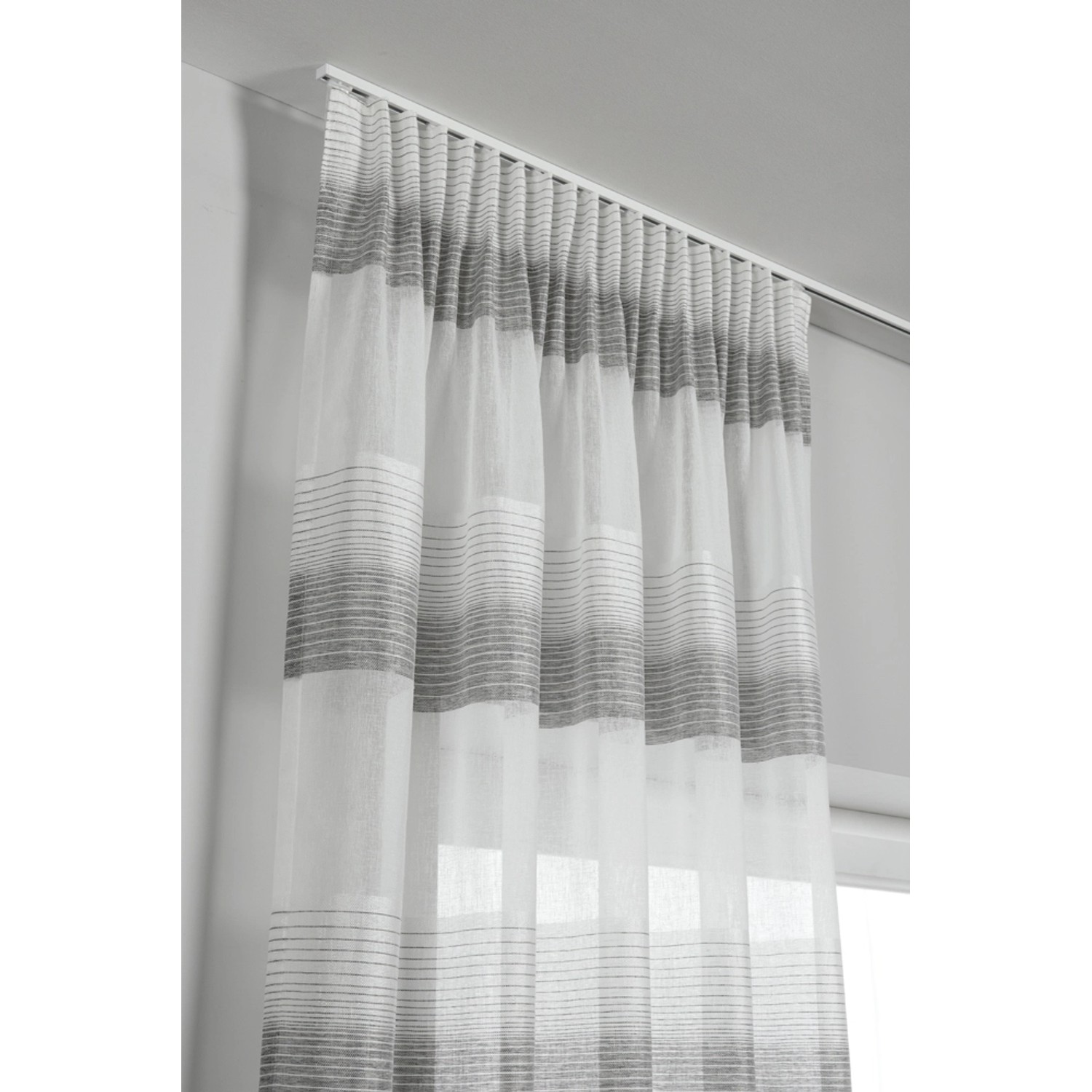 Gardinia Vorhangschiene Lucy, 1-läufig, weiß, 160 cm, mit Vorhang montiert.