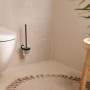 Tesa WC-Bürstenhalter Moon, schwarz matt, mit Glasbehälter und Klebelösung an der Wand.