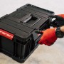 Schwarzer PROREGAL QBRICK Werkzeugkasten Two Toolbox mit rotem Verschluss und Tragegriff.
