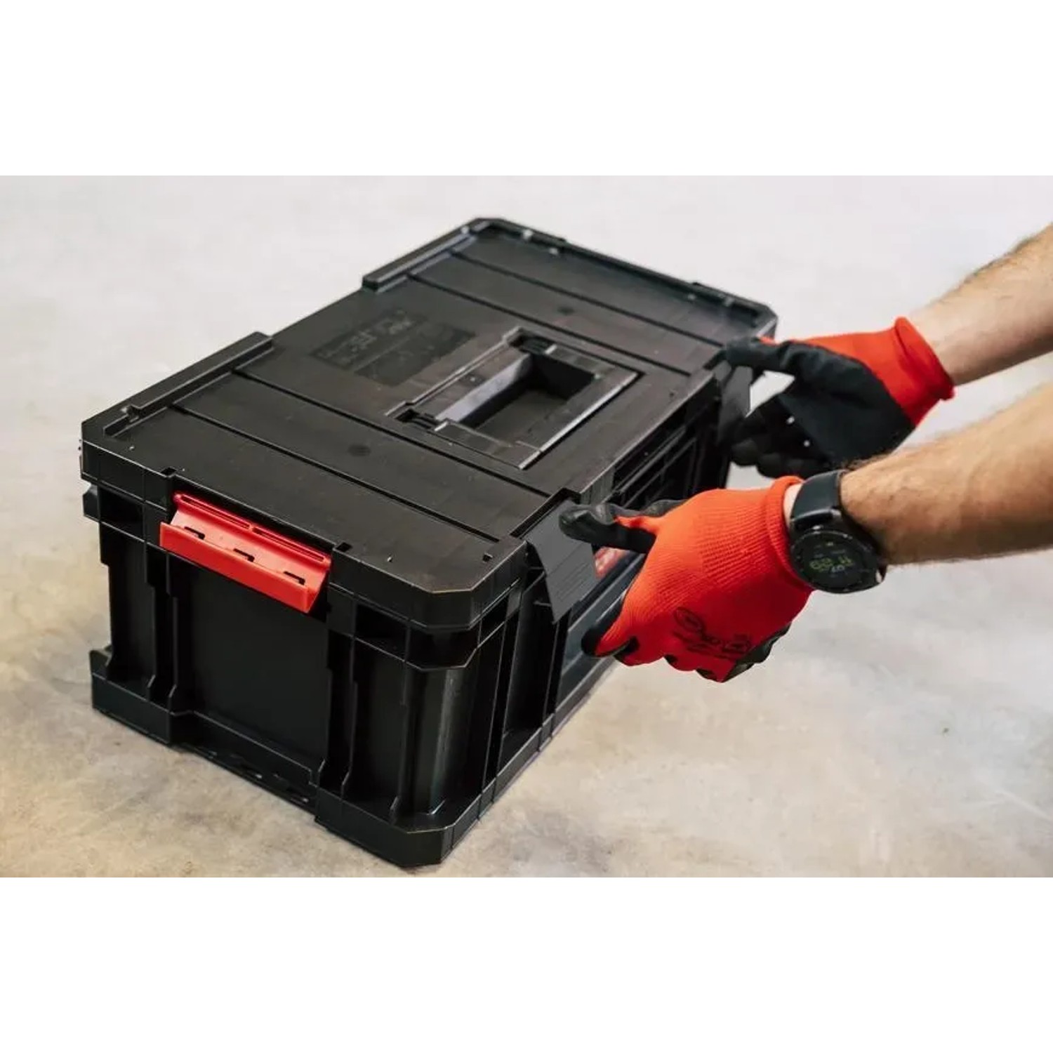 Schwarzer PROREGAL QBRICK Werkzeugkasten Two Toolbox mit rotem Verschluss und Tragegriff.