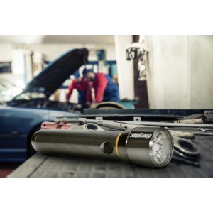 Energizer LED-Taschenlampe Vision HD Focus 6 AA im Einsatz in Werkstatt mit Auto.