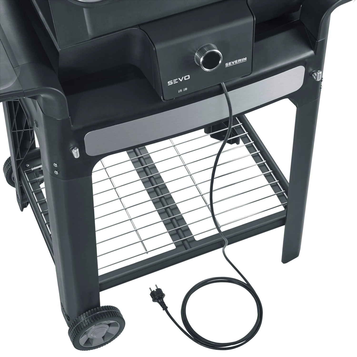 Detailaufnahme des Severin Standgrills PG 8139 Sevo Smart Control GTS mit Ablagerost und Stromkabel.