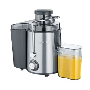 Severin Entsafter ES 3566 aus Edelstahl mit Saftbehälter voller Orangensaft. Kompaktes Küchengerät.