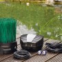 Oase OxyTex Set 1000 Teichbelüfter mit Filtermedium und Zubehör auf Holzsteg vor Teich.