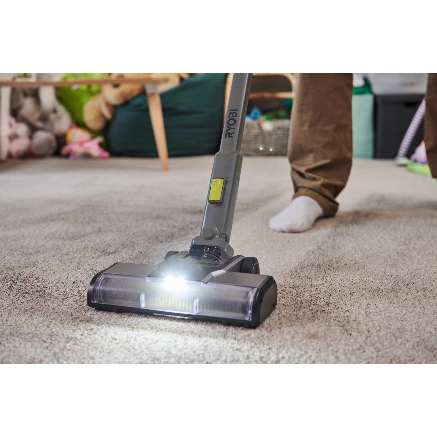 Ryobi Akku-Staubsauger RSVS18BL-0 bei der Teppichreinigung. Handstaubsauger mit LED-Beleuchtung.