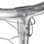Detailaufnahme: Verbindungselement aus Metall und Drahtgeflecht eines silbernen Hundezwingers.