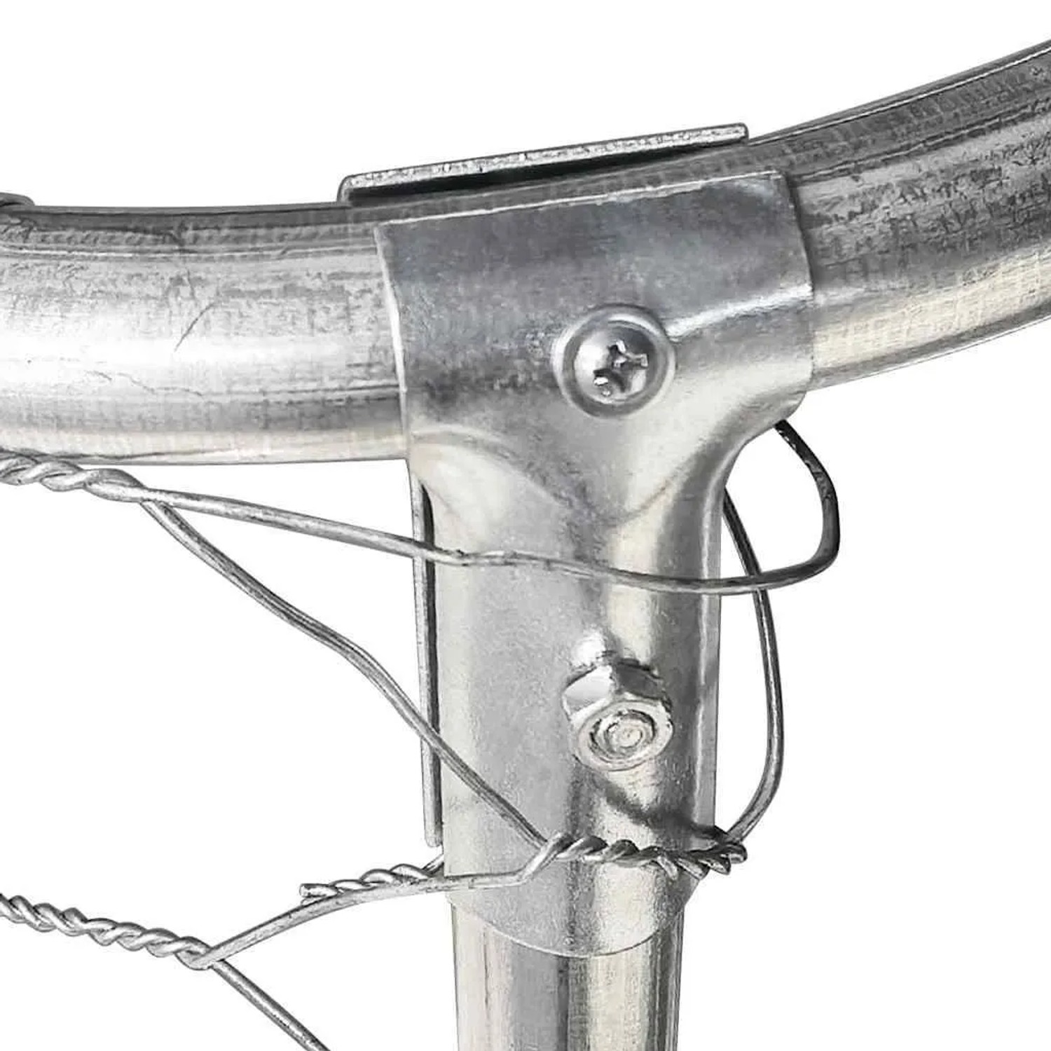 Detailaufnahme: Verbindungselement aus Metall und Drahtgeflecht eines silbernen Hundezwingers.