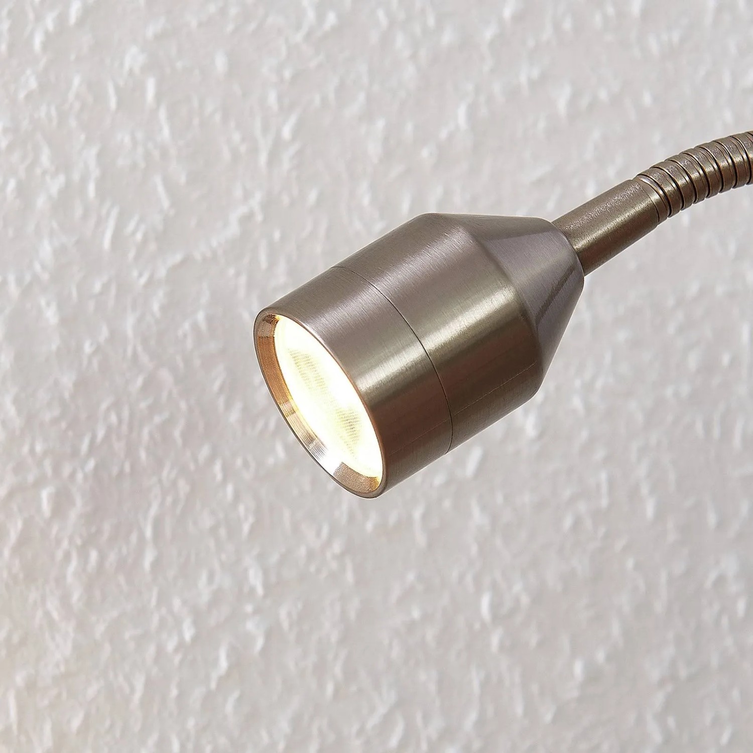 Moderne Lindby LED Klemmleuchte Djamila aus Alu, ideal als Arbeitszimmerleuchte.