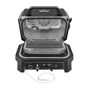 Ninja Elektro Grill & Smoker Pro XL OG850EU mit offenem Deckel und Frittierkorb.