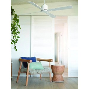 Weißer Lucci Air Deckenventilator mit Fernbedienung im modernen Wohnraum.